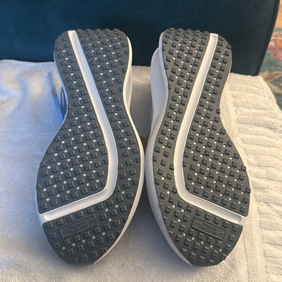 Women’s Nike Interact Run, NWT size 9.5, pale blue - Picture 2 of 2